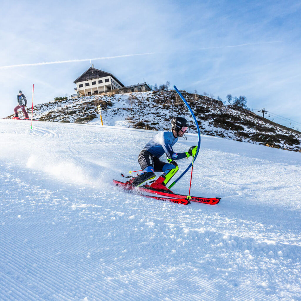 immagine allenamento slalom sciatori nazionale